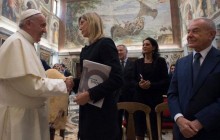 Папа Римський закликав журналістів "ставити істину вище особистих або корпоративних інтересів"