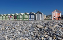 Кайе-сюр-Мер: морской променад длиной 400 пляжных домиков во Франции (фоторепортаж)