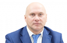 "У мене, як у керівника, є телефони спецзв'язку. Але ці телефони мовчать, вони не дзвонять. Ми лише протираємо з них пил. Ніяких команд з приводу моїх дій я ні від кого не отримую"
