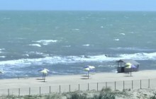 Журналісти показали, як українці відпочивають на курорті за кількасот метрів від окупантів (відео)