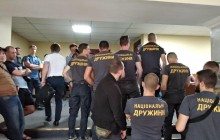 "Нацдружинники" з криками "Ганьба!" увірвалися на засідання Київради, яка вирішувала долю Поштової площі у Києві (фото, відео)