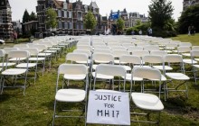 Порожні крісла біля посольства: родичі жертв катастрофи MH17 влаштували "мовчазний протест" РФ в Гаазі (відео)