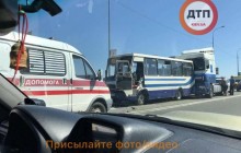 Під Києвом сталася масштабна ДТП: зіткнулися автобус та дві вантажівки (фото)