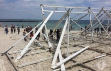 В Одессе активисты снесли большую металлическую конструкцию, установленную прямо на пляже