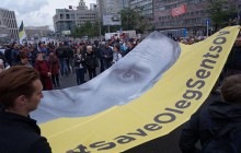 В Москве протестующие развернули баннер в поддержку Сенцова