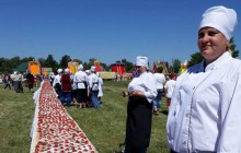 Сумчане приготовили самый большой в Украине клубничный пирог