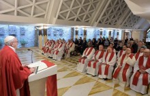 Папа Римский напомнил священникам, что в Церкви следует служить, а не строить карьеру