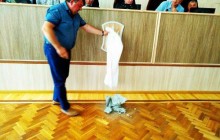 Депутат подарил мэру одного из украинских городов мешок с камнями (фото)