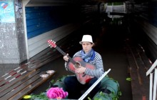 В затопленном переходе российского города Обь устроили «венецианский карнавал» (видео)