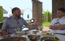 Роскошный дом, королевские креветки и сигары: в сети высмеяли Добкина, жалующегося на "репрессии" (видео)