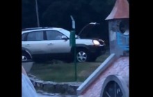 На Пейзажній алеї у Києві некерований позашляховик з'їхав з крутого схилу (відео)