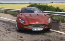 На трассе Харьков-Днепр бросили попавший в ДТП суперкар Aston Martin DB11 (видео)