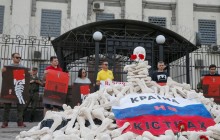 Футбол на костях: в Киеве активисты пришли к посольству РФ с черепами (фото)