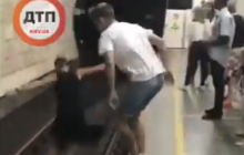 У київському метро двоє підлітків стрибнули під потяг (відео)