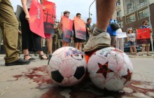 В Одесі активісти закидали генконсульство РФ "кривавими" м'ячами (фоторепортаж)