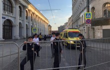 У центрі Москви таксі в'їхало у натовп людей, є постраждалі