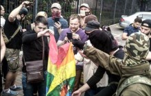 У кращих традиціях інквізиції: в Києві націоналісти спалили біля відділку поліції прапор ЛГБТ-спільноти