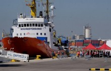 Мігранти, яких відмовилися приймати Італія та Мальта, прибули до порту Іспанії (відео)