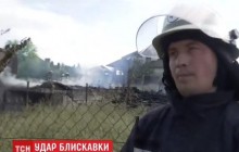 Огромный столб черного дыма: под Киевом молния попала в дом (видео)