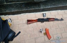 "Вигукував "Крим наш": біля Кабміну затримали молодика з автоматом Калашникова (фото)