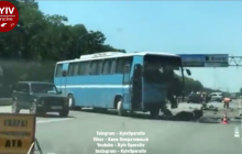 Під Києвом Mercedes протаранив автобус: шматки машин розлетілися на кілька метрів (відео)