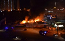Вночі у Києві на Осокорках згорів цілий ряд торгових кіосків: очевидці кажуть про підпал (фото, відео)