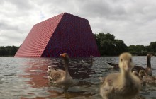 В Лондоне посреди озера появилась монументальная инсталляция The London Mastaba (фоторепортаж)