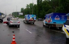 Масштабна ДТП під Києвом: зіткнулися три легковики і дві вантажівки з морозивом (фото)