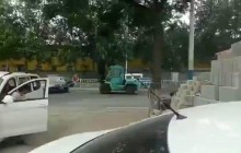 В Китае неизвестный на автопогрузчике въехал в толпу (видео)