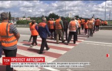 На Житомирщині через борги по зарплаті працівники райавтодору перекривали рух на трасі «Київ – Чоп» (відео)
