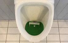 Битва за писсуар: в метро Сингапура пассажиры не поделили очередь в туалет