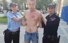 Зарізали їхнім кухонним ножем: під окупованим Сімферополем жорстоко вбили кримську татарку з малолітнім сином