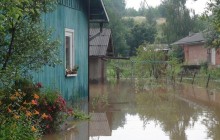 На Прикарпатті внаслідок сильних дощів підтоплені будинки, зруйновані дороги і мости (фото)