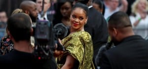 "Слышали 10 выстрелов": дом певицы Рианны обстреляли в США