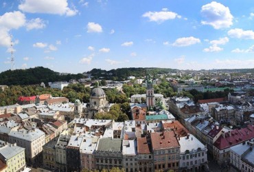 У центрі Львова невідомий прострелив ногу дівчині, яка грала на скрипці