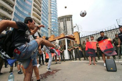 Фото В Одессе генконсульство РФ закидали ''кровавыми'' мячами 16 июня 2018