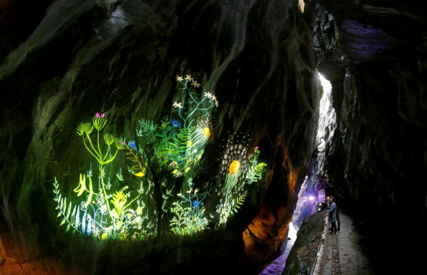 Колишня швейцарська лікарня заманює туристів психоделічним світловим шоу в ущелині (фоторепортаж)