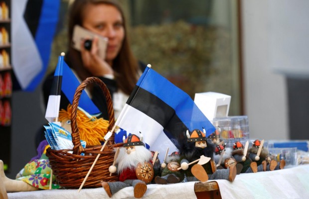 Таллінн зустрічає туристів сувенірними крамничками з продавцями в історичному вбранні (фоторепортаж)