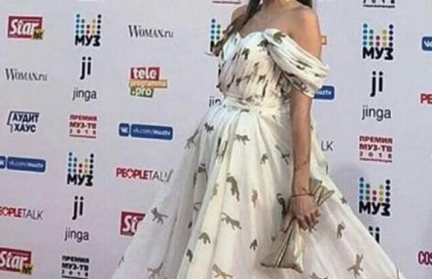 Звезда "Орла и решки" показала округлившийся живот на красной дорожке в Москве (видео)