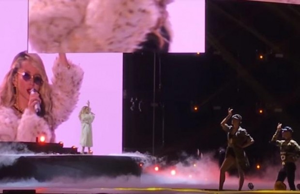 Лобода впервые после родов вышла на сцену: в сети появились кадры с выступления на очередной премии в России (видео)