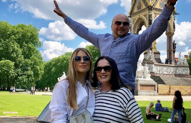 70-летняя София Ротару поделилась ярким фото с сыном и внучкой на отдыхе в Лондоне