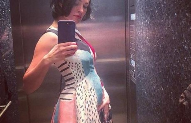Эпатажная украинская певица взбудоражила сеть округлившимся животом (фото)