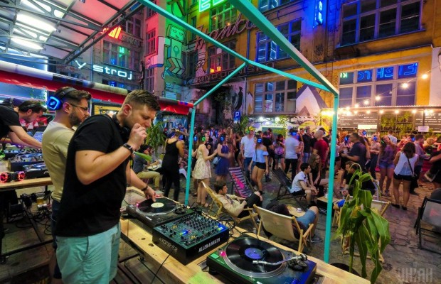 Планы на выходные 16-17 июня: вечеринки до утра, концерты на любой вкус и киномарафоны