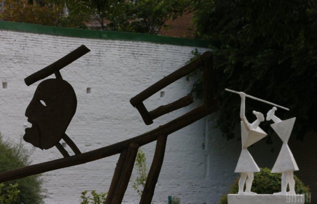 На території "Софії Київської" з'явилися 3D-скульптури просто неба (фоторепортаж)