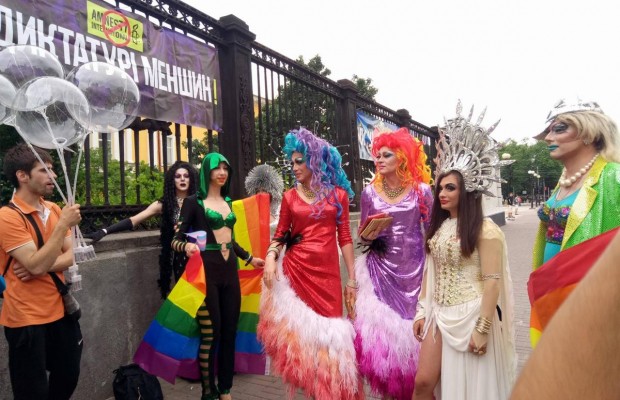 Тысяча силовиков и "секретный" поезд метро: что осталось за кулисами парада ЛГБТ в Киеве (видео)