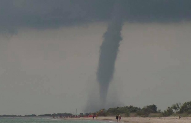 Над турецким курортом Анталия пронеслись два 30-метровых смерча, есть пострадавшие туристы (видео)
