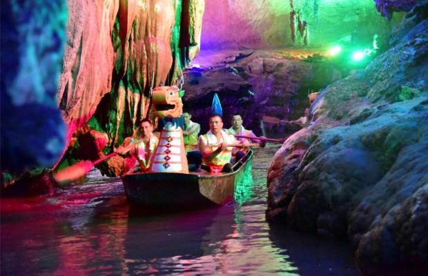 Дракони на воді: у Китаї пройшли традиційні змагання на вузьких човнах (фоторепортаж, відео)