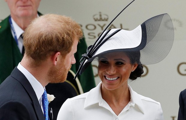 Королевские скачки и модные шляпки: супруга принца Гарри впервые посетила главное светское событие Британии (фото, видео)