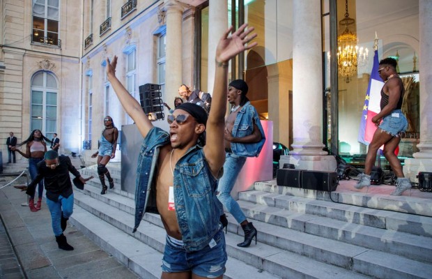 Макрон превратил Елисейский дворец в огромный танцпол и устроил вечеринку с тверком (фото, видео)