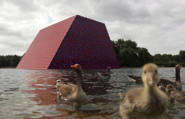 В Лондоні посеред озера з'явилася монументальна інсталяція The London Mastaba (фоторепортаж)